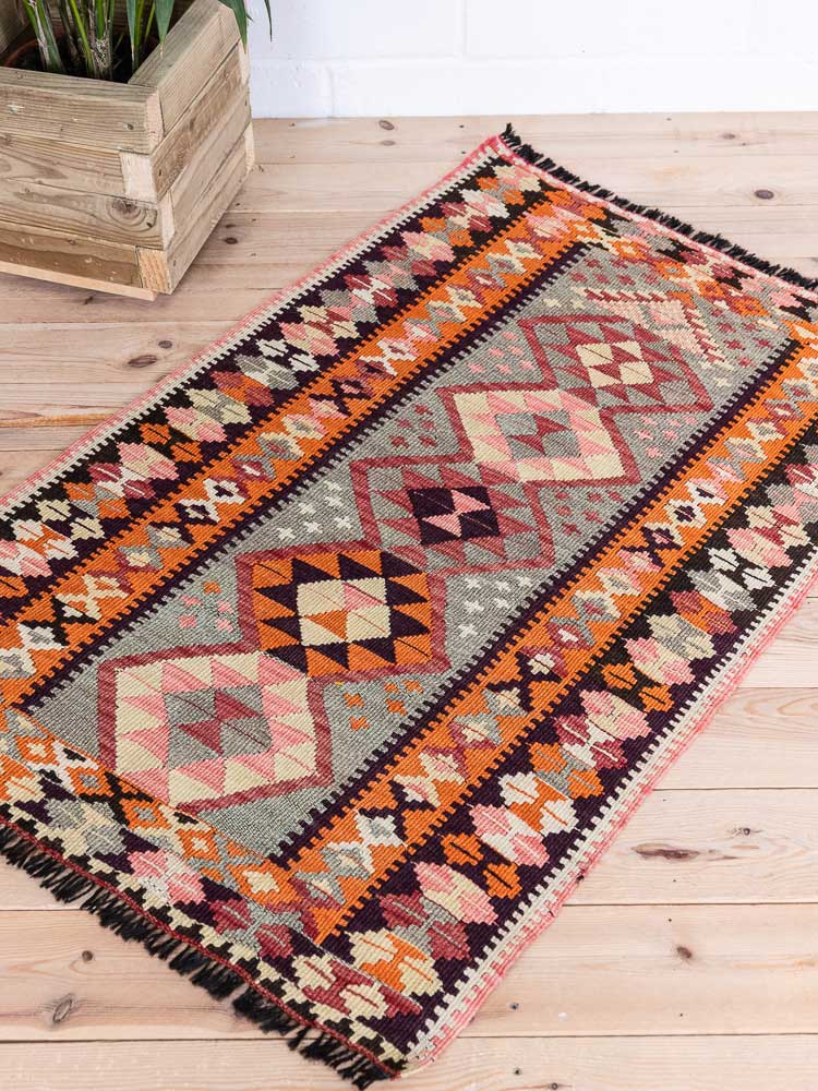 12771 Vintage Gumushane Turkish Kilim Rug 86x135cm (2.10 x 4.5ft)