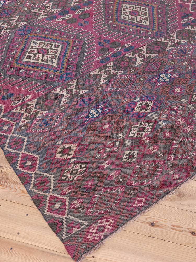 12881 Vintage Turkish Van Kilim Rug 139x198cm (4.6 x 6.6ft)