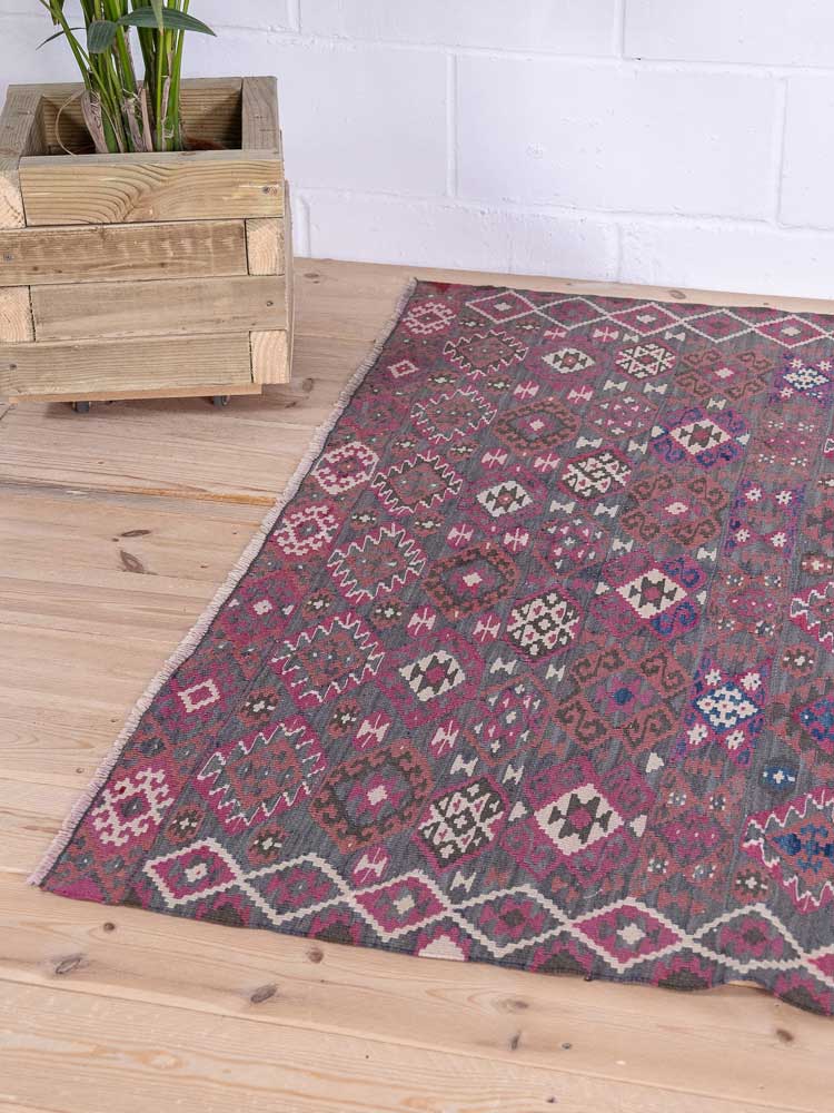 12881 Vintage Turkish Van Kilim Rug 139x198cm (4.6 x 6.6ft)