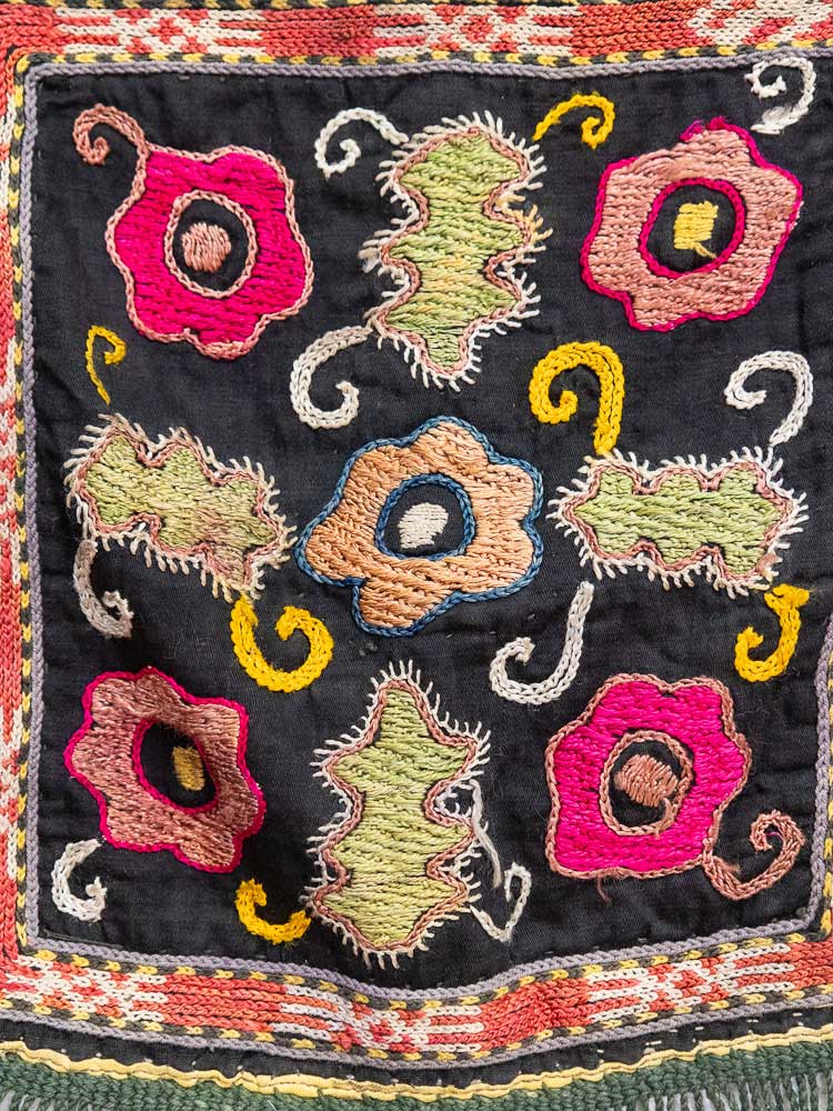 SUZ933 Small Vintage Uzbek Suzani Square 22x24cm